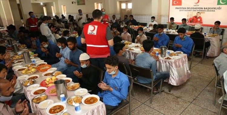 Suriye'de şehit olan Türk Kızılay personeli için Pakistan'da yetimlere yemek dağıtılacak