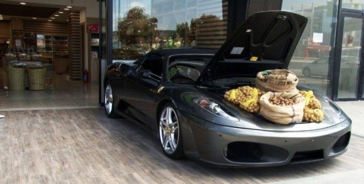 Ferrari bagajında ceviz satışı