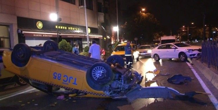  Beşiktaş’ta trafik kazasında ticari taksi takla attı:2 yaralı