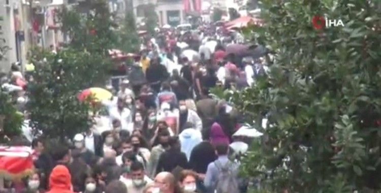  Taksim’de yağmur etkili oldu