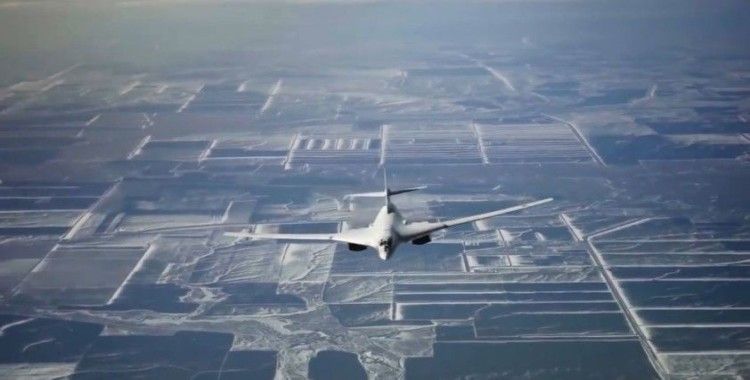 Rusya'nın uzun menzilli uçakları havada kalma rekoru kırdı