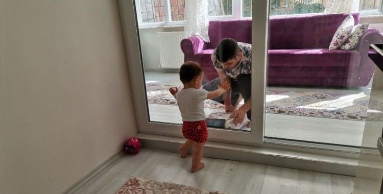 Ordu'da koronavirüslü baba, 2 yaşındaki kızını camın arkasından seviyor