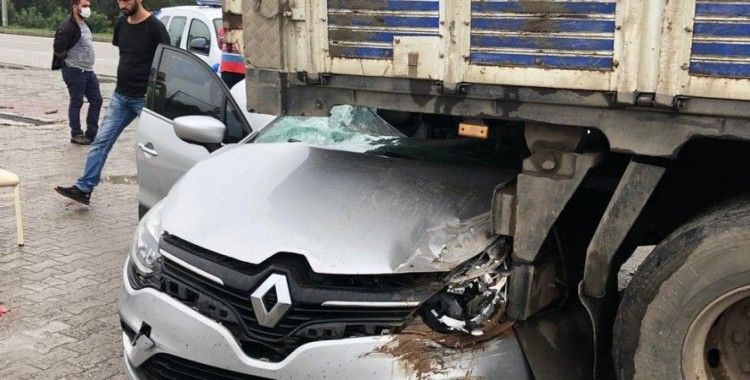 Samsun'da otomobil kamyonun altına girdi: 1’i çocuk 5 yaralı