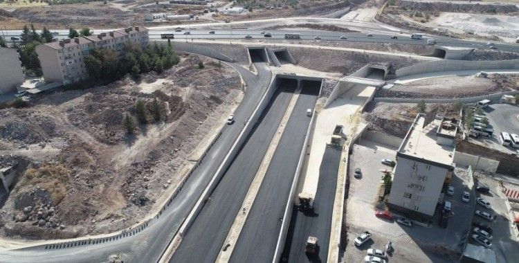 Çevik Kuvvet Köprülü Kavşağında yan yollar asfaltlanıyor