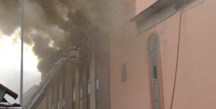 Bursa’da mobilya fabrikasında çıkan yangın 2,5 saatte söndürüldü