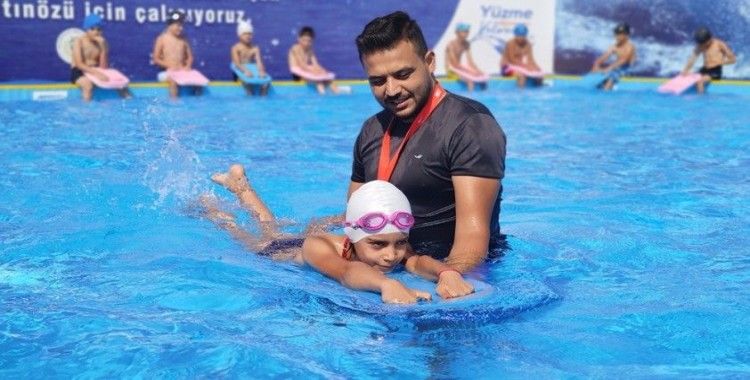  Türk ve Suriyeli çocuklar yüzerek kaynaşıyor