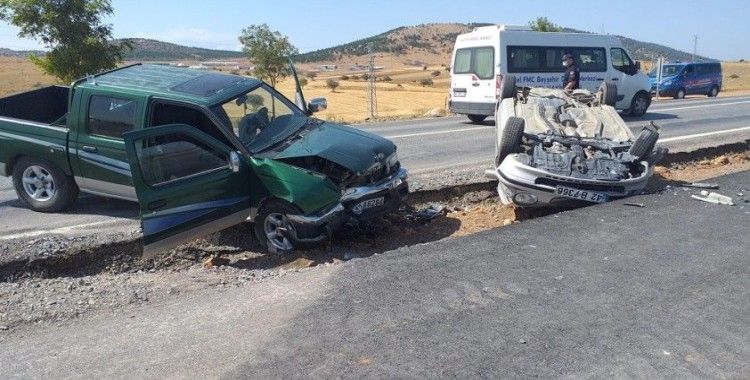Konya'da kamyonetle otomobil çarpıştı: 3 yaralı
