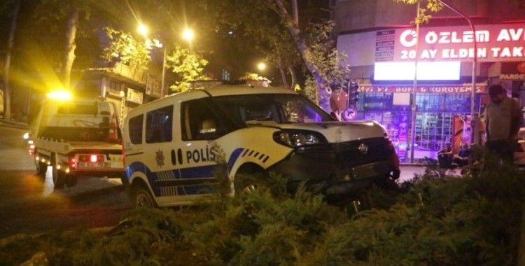 Kaçan otomobili kovalayan polisler kaza yaptı: 2 polis yaralı