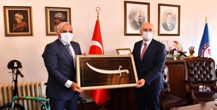 Bakan Karaismailoğlu, Belediye'nin çalışmaları ile ilgili bilgi aldı