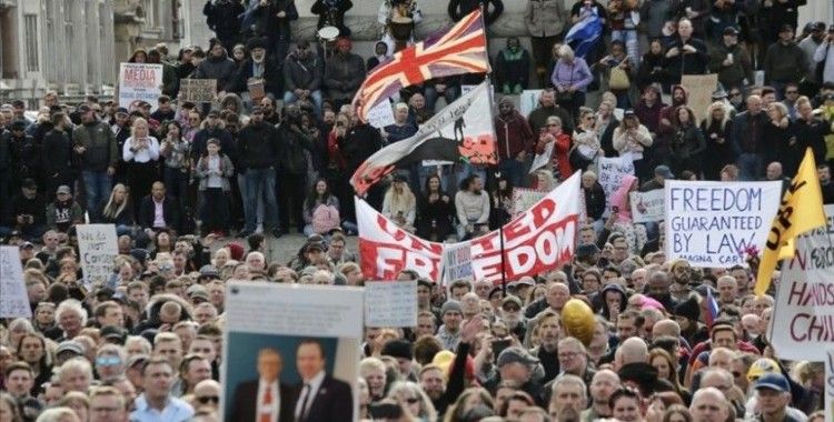 İngiltere'de Kovid-19 önlemleri karşıtı grup protesto düzenledi