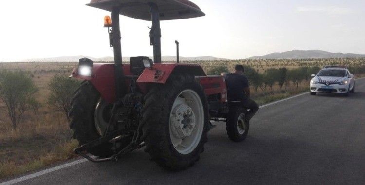 Karantinadan kaçan şahıs traktörle seyahat ederken yakalandı