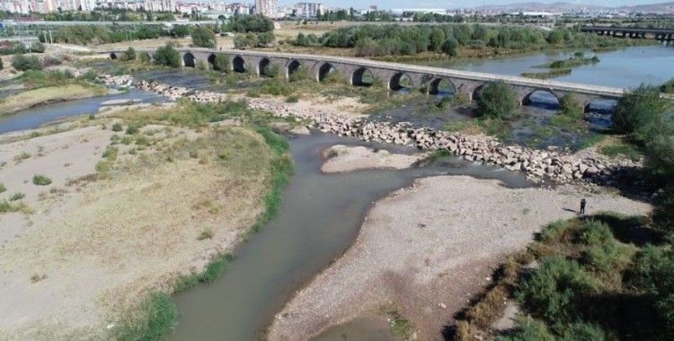 Türkiye’nin en uzun nehrinde su seviyesi düştü