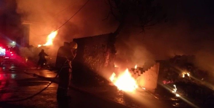  İzmir’de hurdalık alanda korkutan yangın