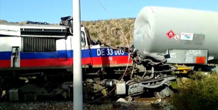 Yozgat'ta yük trenlerinin çarpışması sonucu makinistler yaralandı
