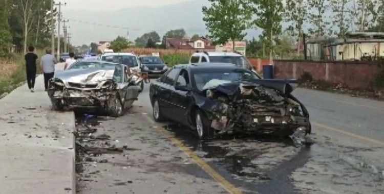 Sakarya'da iki araç kafa kafaya çarpıştı: 3 yaralı