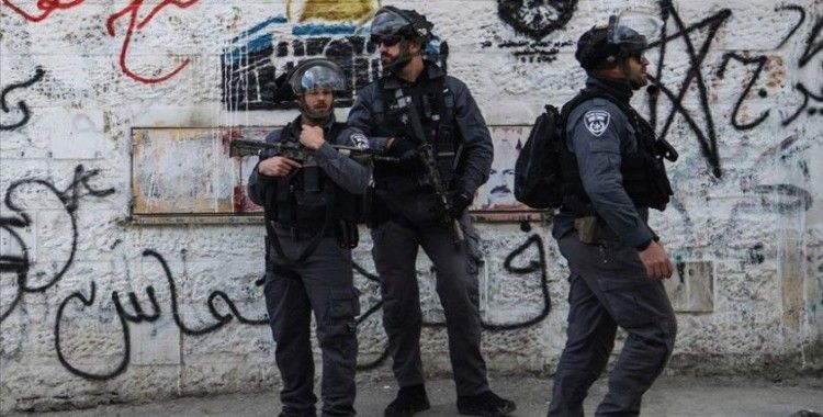 İsrail güçlerinden Batı Şeria'daki Filistinli polislere gözaltı