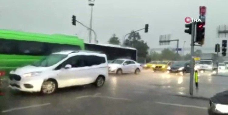 Sağanak yağmur trafiği olumsuz etkiledi