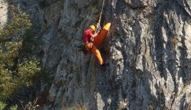 Kanyondan yuvarlanan dağcıyı kaskı ölümden kurtardı