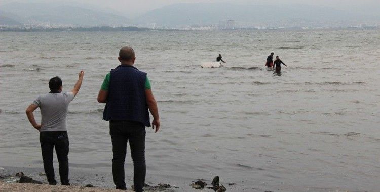 Kocaeli'de kaçak midye avcıları polisi görünce denize kaçtı