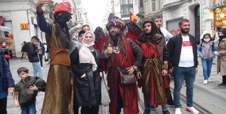 Taksim'de ilginç kostümleriyle ilgi odağı oldular