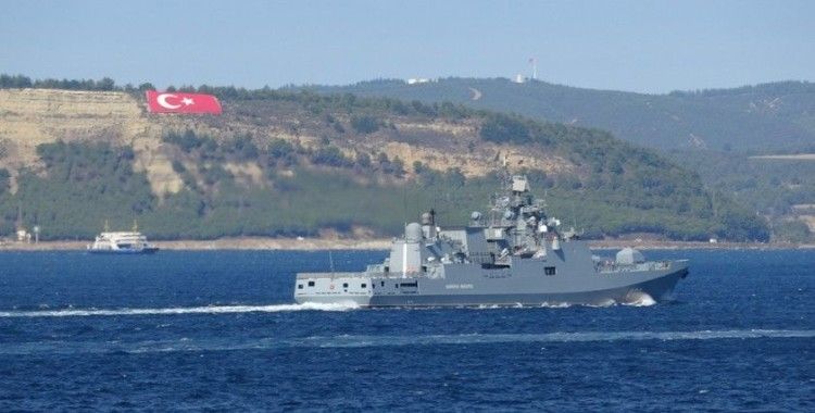 Rus savaş gemisi 'Admiral Makarov' Çanakkale Boğazı'ndan geçti