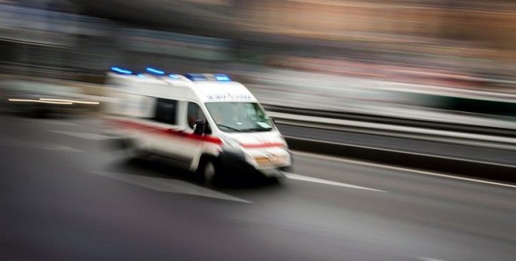 Yol bakım çalışması yapan Karayolları ekibine otomobil çarptı: 1 ölü, 3 yaralı