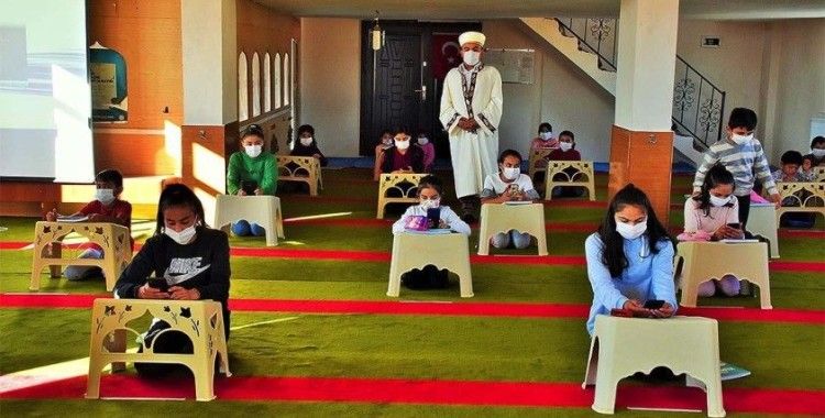 Mahalle imamı camiyi namaz vakitleri dışında sınıfa dönüştürüyor