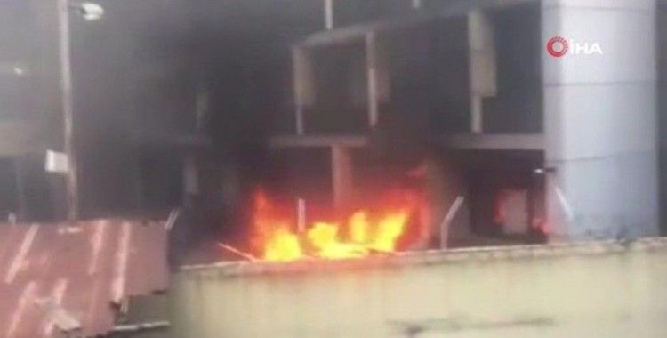 Nijerya’da devam eden protestolarda otobüs terminali ve binalar ateşe verildi