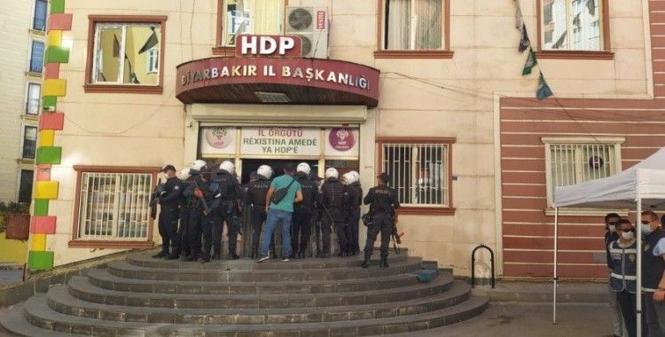 Diyarbakır'da HDP il ve ilçe binasında arama