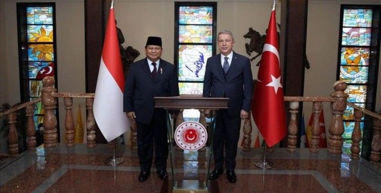 Bakan Akar, Endonezya Savunma Bakanı Subianto ile bir araya geldi