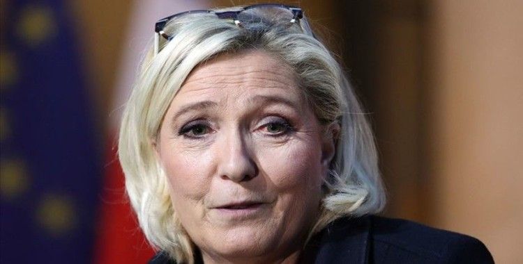 Fransa'da aşırı sağcı Le Pen'den 'başörtüsü yasaklansın' çağrısı