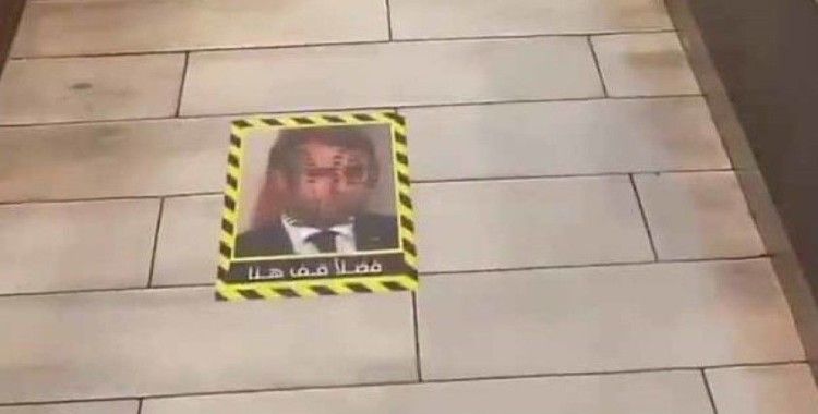 Kuveyt'te Macron'un fotoğrafı bir restoranın giriş zeminine yapıştırıldı
