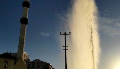 Su borusu patladı, tazyikli su cami minaresini aştı