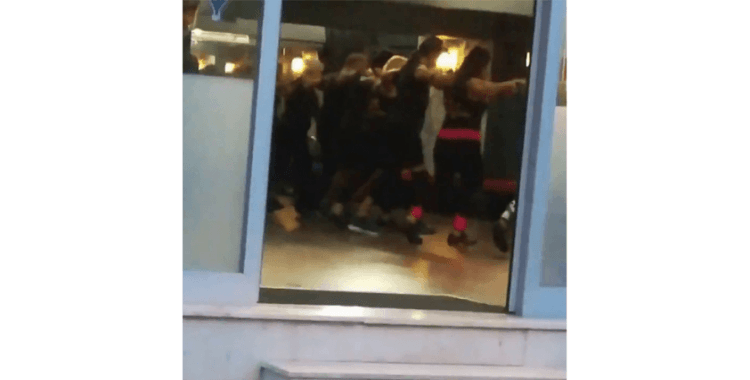 Kadıköy’de omuz omuza korona virüs dansı
