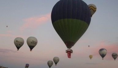 Kapadokya'da gökyüzünde 29 Ekim Cumhuriyet Bayramı coşkusu yaşandı