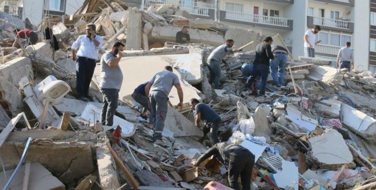 İzmir'deki depremde yıkılan binadan 7 kişi kurtarıldı