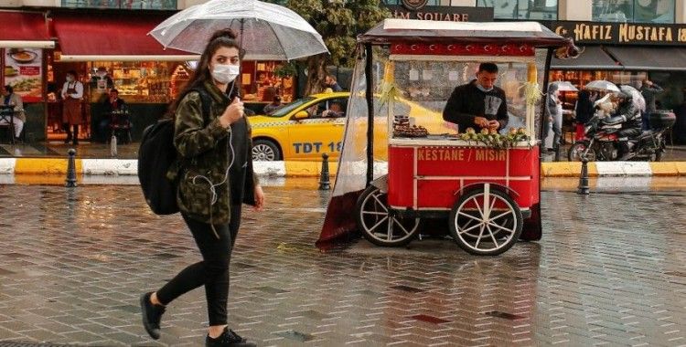 Taksim'de yağmur başladı