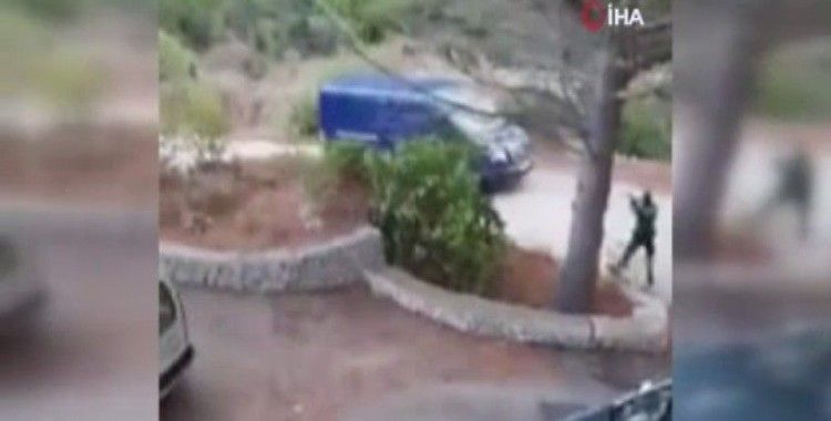 İspanya’da polis barikatı şüpheli aracı durdurmaya yetmedi