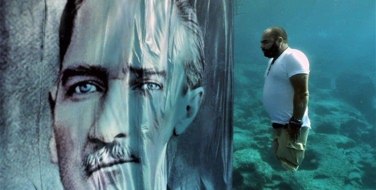 Engelli dalış rekortmeni Atatürk’ü su altında açtığı dev posterle andı