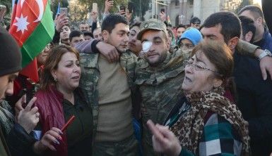 Azerbaycan halkı zaferi coşkuyla kutluyor