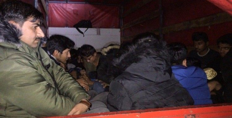 6 metrekarelik kamyonet kasasından 61 düzensiz göçmen çıktı
