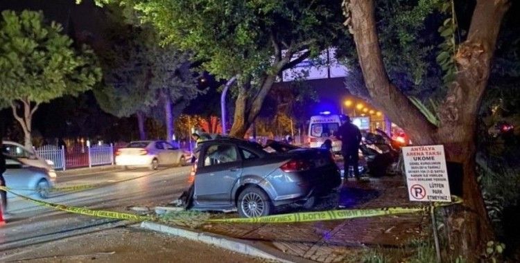 Antalya'da ağaca çarpan otomobil ikiye bölündü: 1 ölü, 1 yaralı