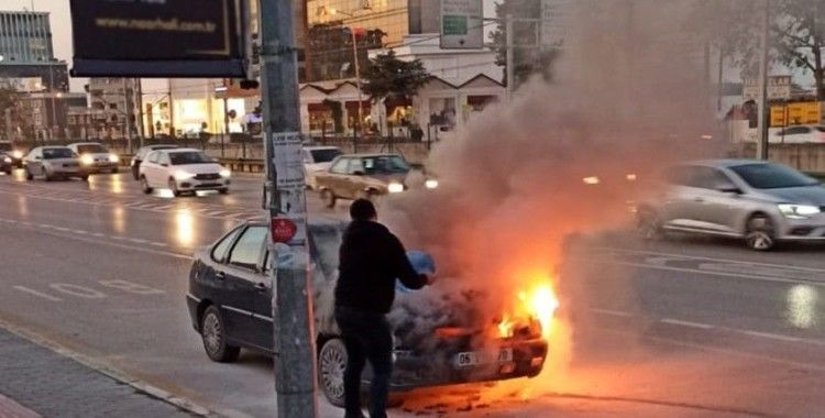 Bursa'da trafikte bir araç alev alev yandı
