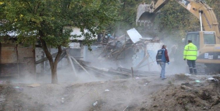 İçişleri Bakanlığının talimatı ile Başkent'teki metruk yapılar yıkılıyor