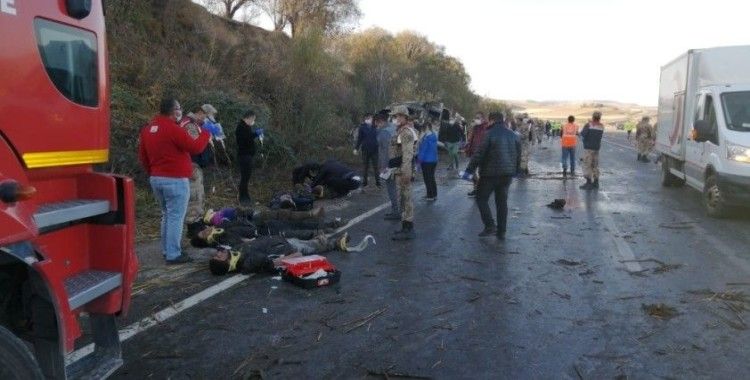 Düzensiz göçmenleri taşıyan minibüs takla attı: 2 ölü, 25 yaralı