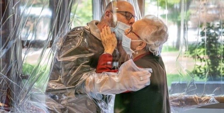 İtalya'da huzurevinde koronaya karşı plastik perdeli sarılma odası