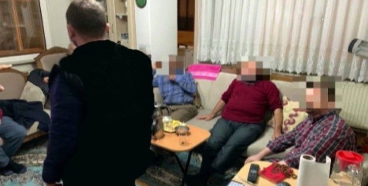 FETÖ’nün Erzincan akademisyenler imamı gaybubet evinde "maklube" sofrasında yakalandı