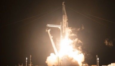 NASA ve SpaceX, 4 astronotu uzaya gönderdi