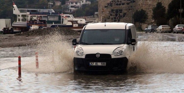 Sinop'ta sağanak heyelan ve su baskınlarına neden oldu