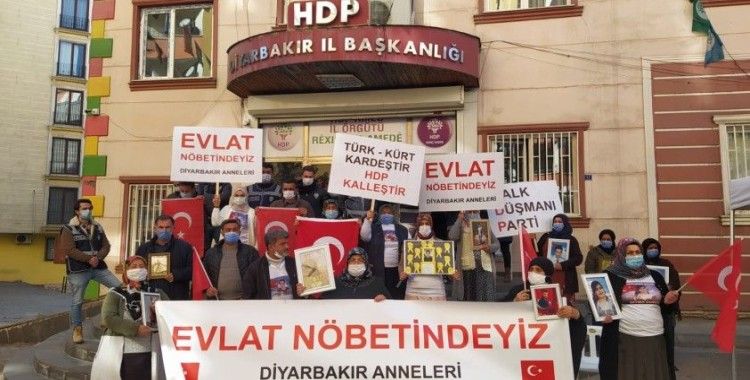 Evlat nöbetindeki aileler pankartlar ve bayraklarla HDP'yi protesto ettiler